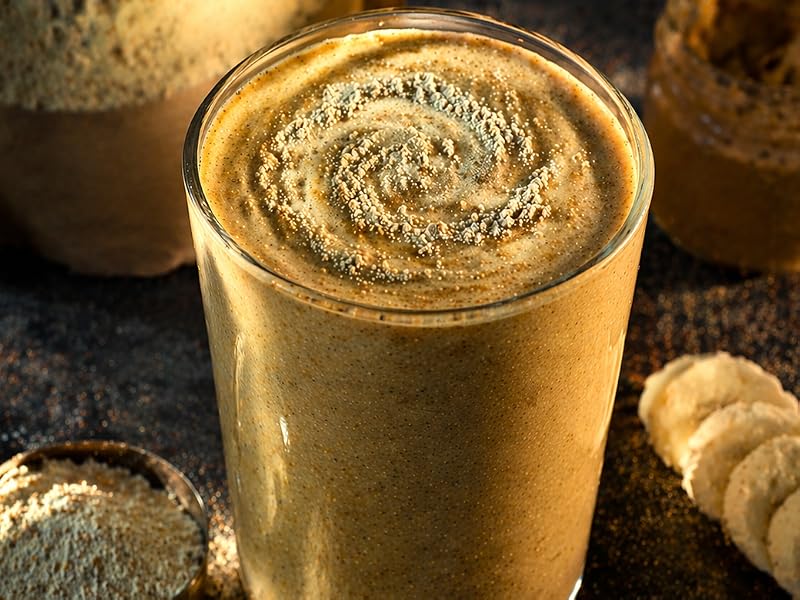 Batido con ashwagandha en polvo, proteína de guisante, semillas de cáñamo y plátano