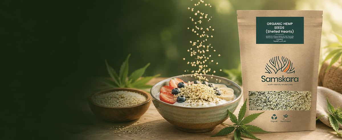 Semillas de cáñamo peladas ecológicas Samskara espolvoreadas sobre un bol de yogur con fruta