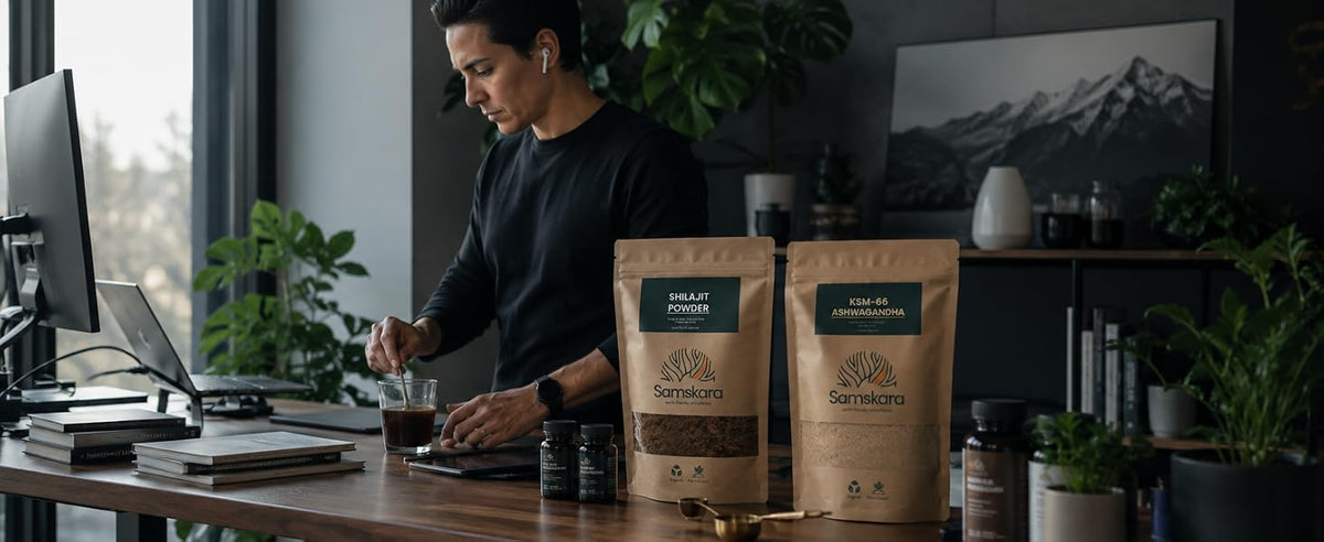 Hombre preparando su bebida en el escritorio con bolsas de shilajit y ashwagandha Samskara