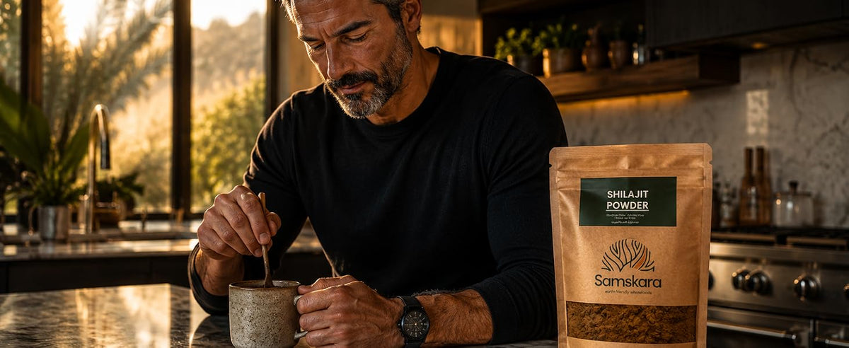 Hombre removiendo una taza en la cocina por la mañana junto a una bolsa de shilajit en polvo
