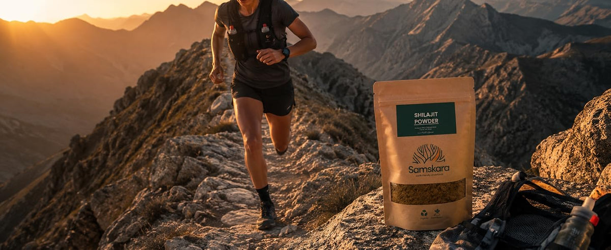 Corredor de trail en una cresta de montaña al atardecer con bolsa de shilajit en polvo
