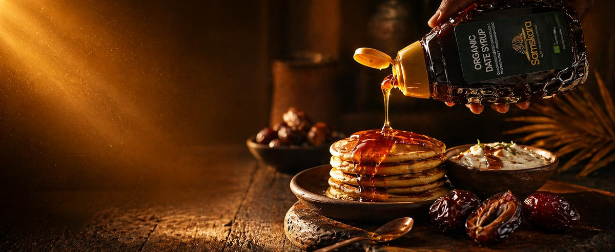 Tortitas apiladas con sirope de dátil espeso como alternativa al sirope de arce
